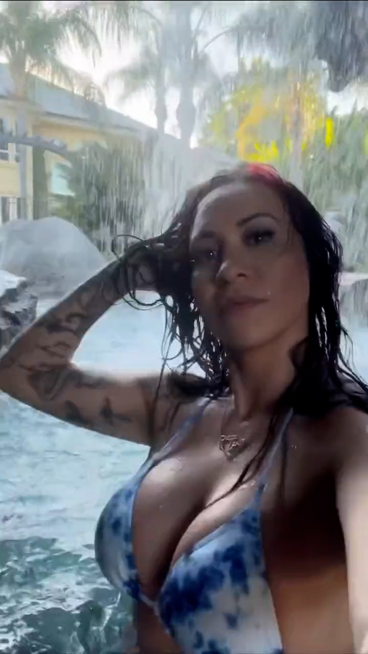 Crystal Pittman Leaks – Show Erotic Body In Pool